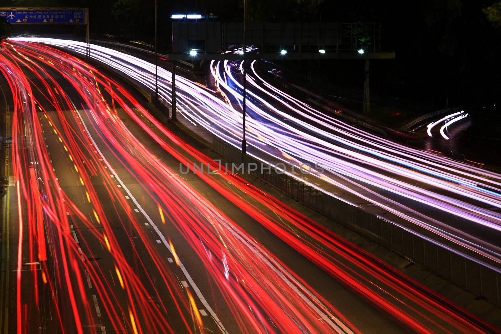 Night highway (Cars in a rush moving fast on a highway (speedway) .