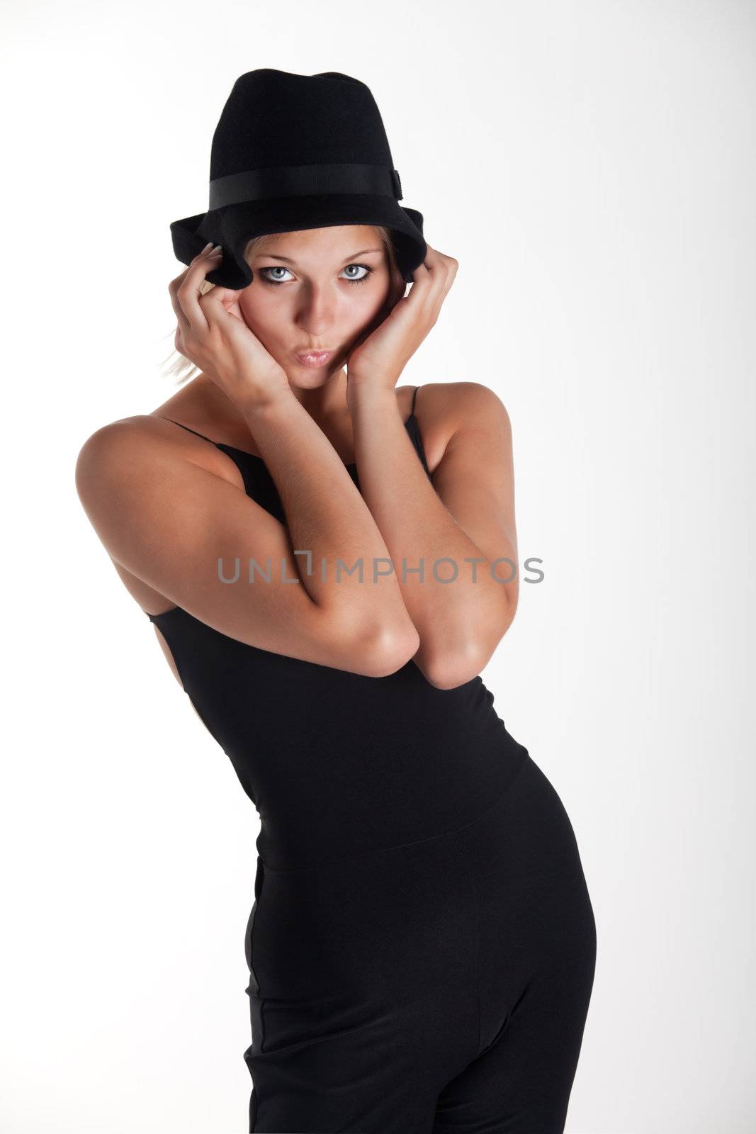 blone woman with a black hat