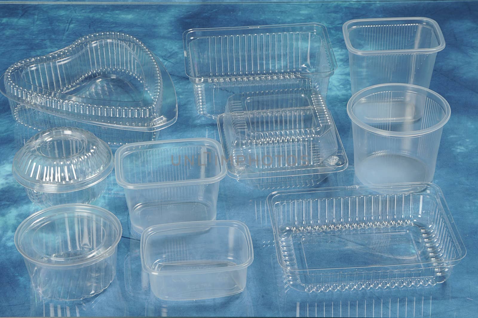 set of units of disposable packaging for food products of different shapes