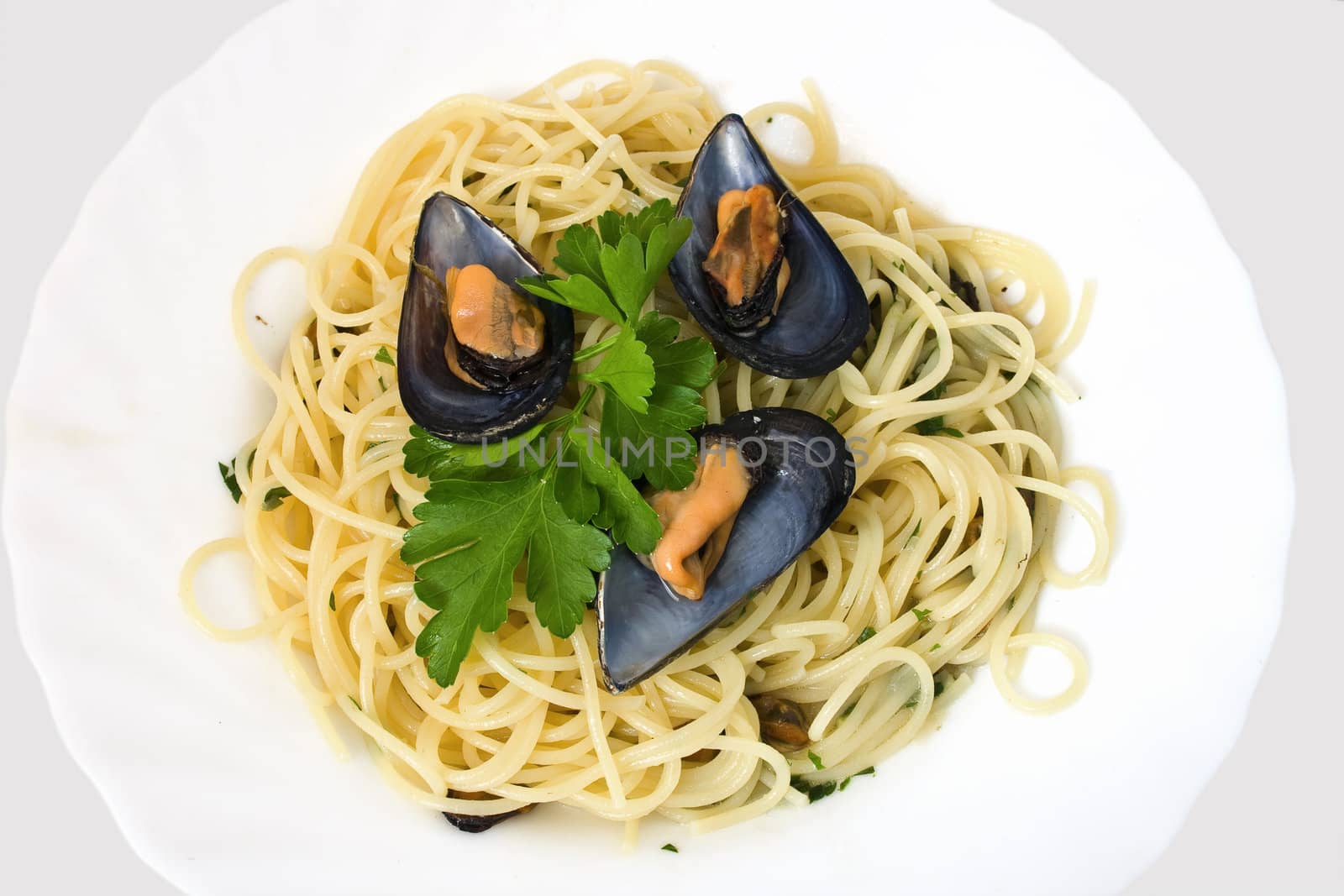 Spaghetti with mussels cooked with lightly garlic, onion and parsley