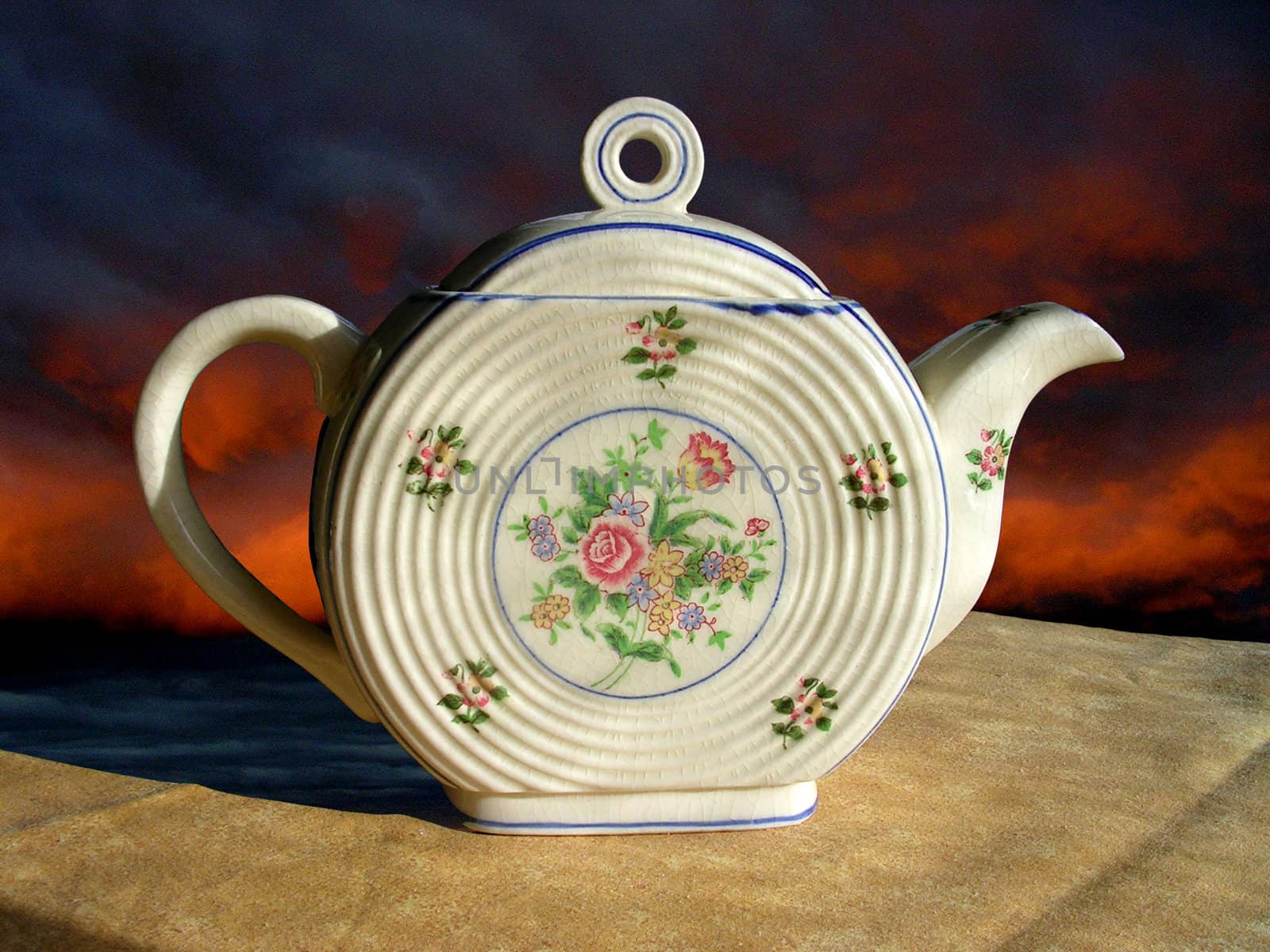 Teapot with Crepuscle by Karolus