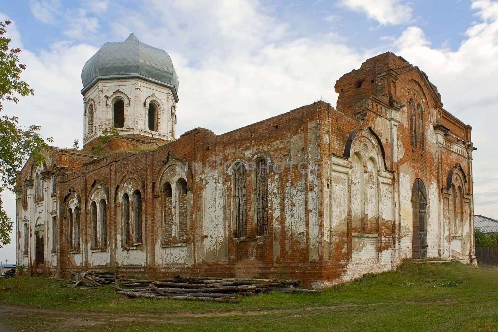 Ruined church by zhannaprokopeva