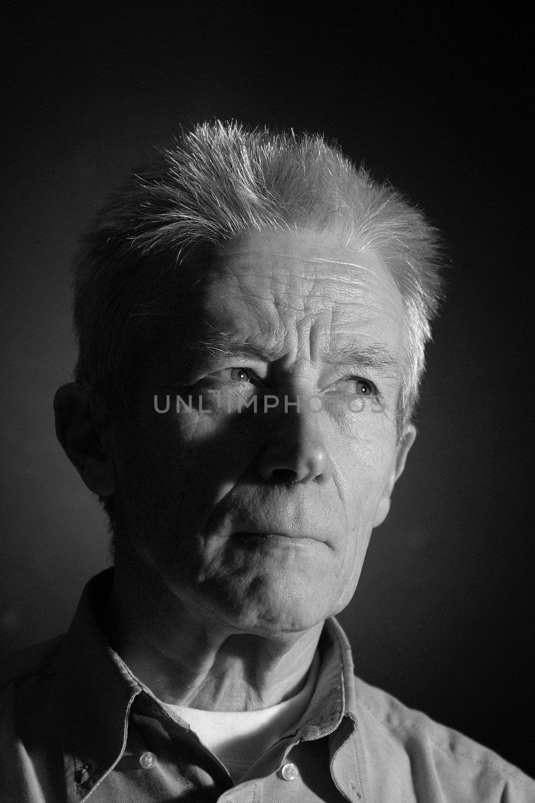 Serious elderly man by Fotosmurf