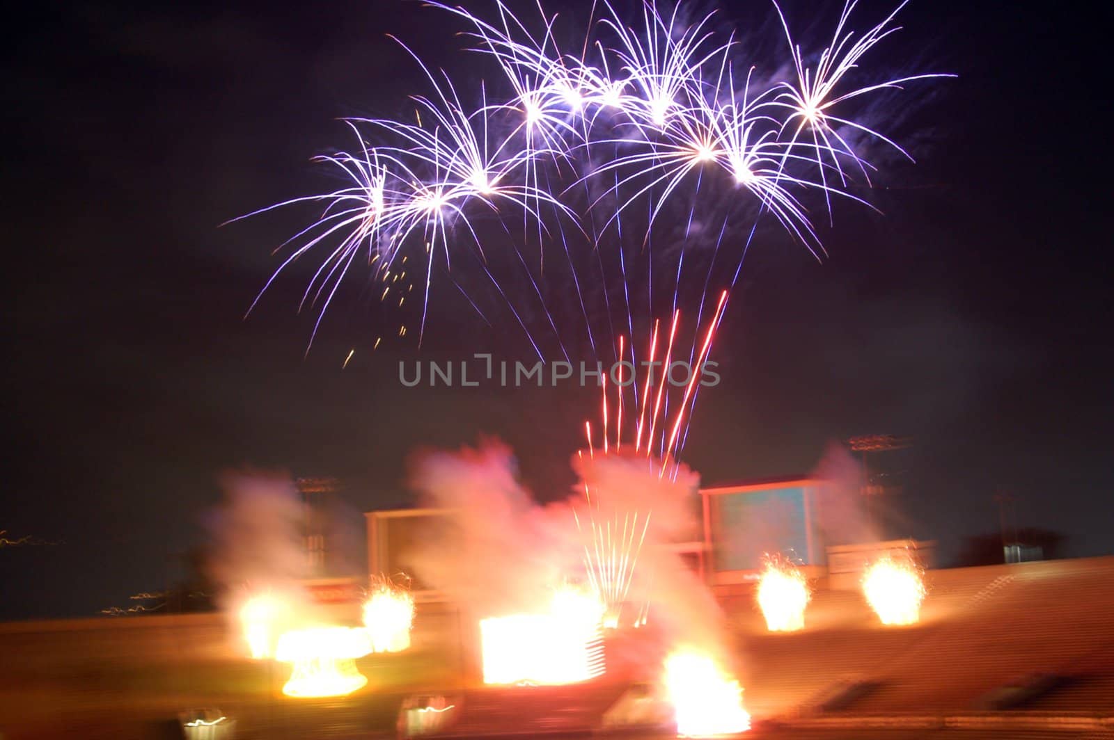 fireworks lighting in many different colors