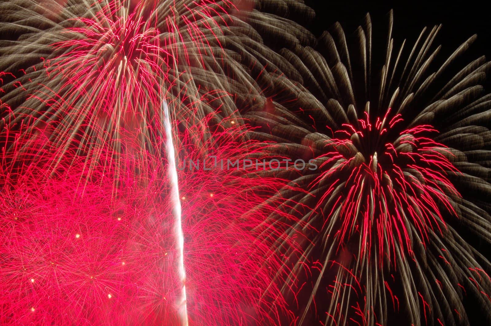 fireworks lighting in many different colors