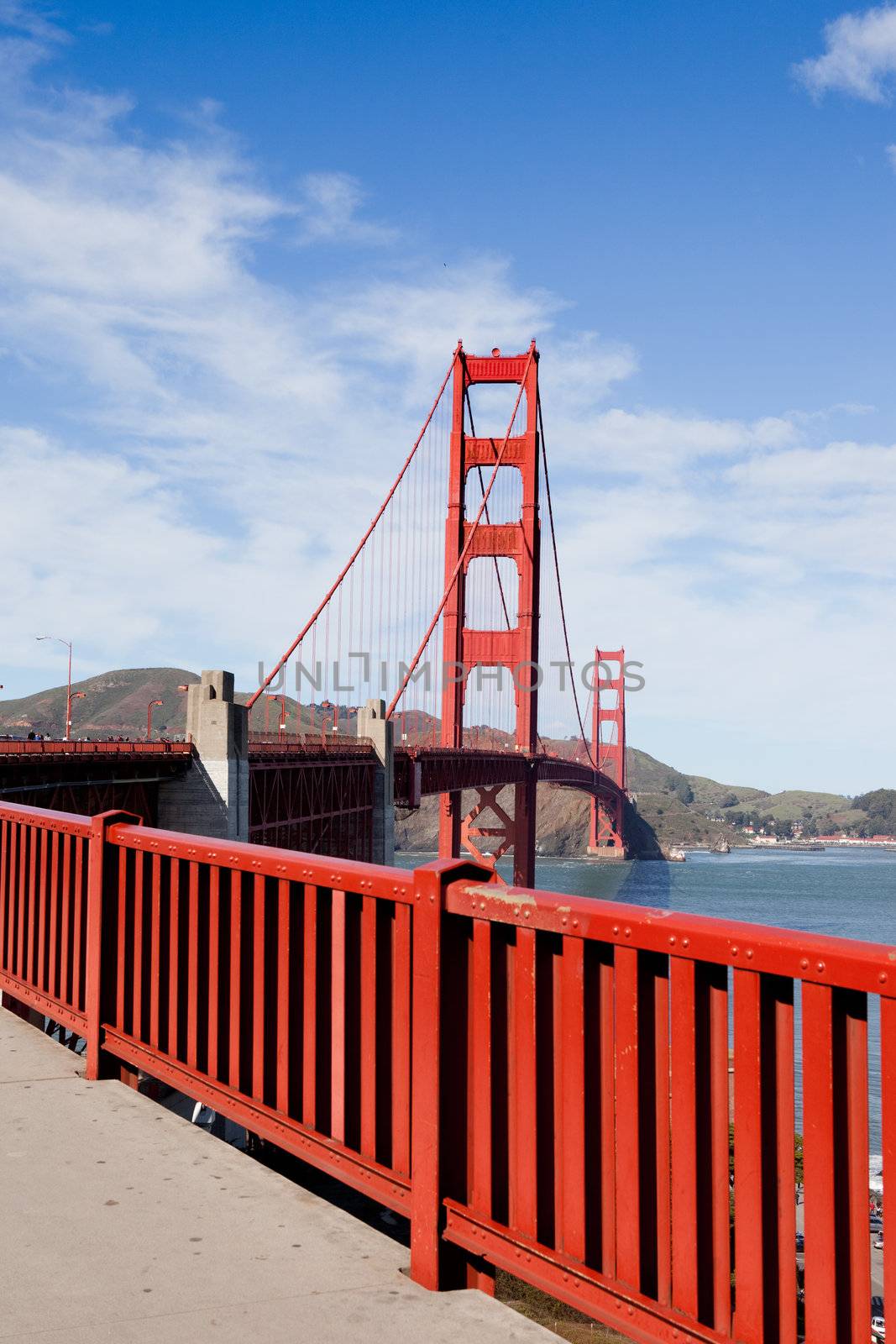 Golden gate bridge on a sunny afternoon