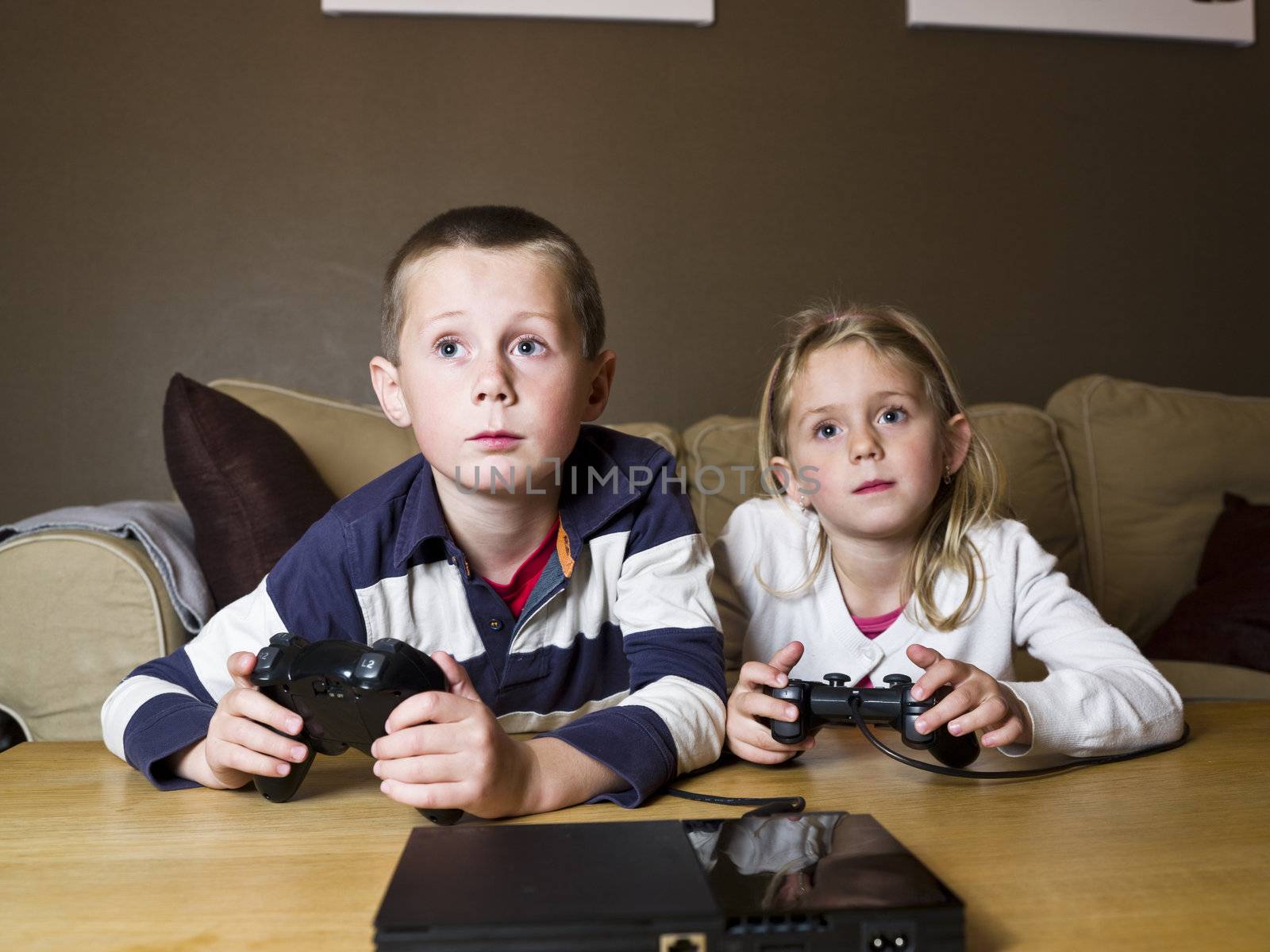 Siblings playing video games by gemenacom