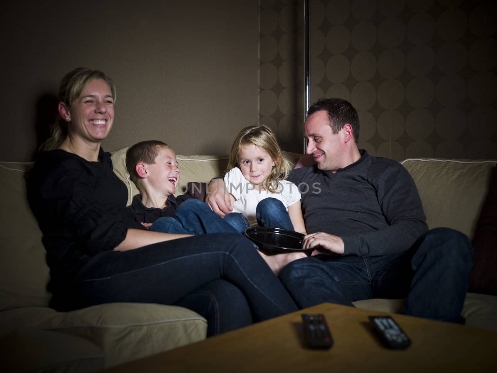 Family in front of the TV by gemenacom