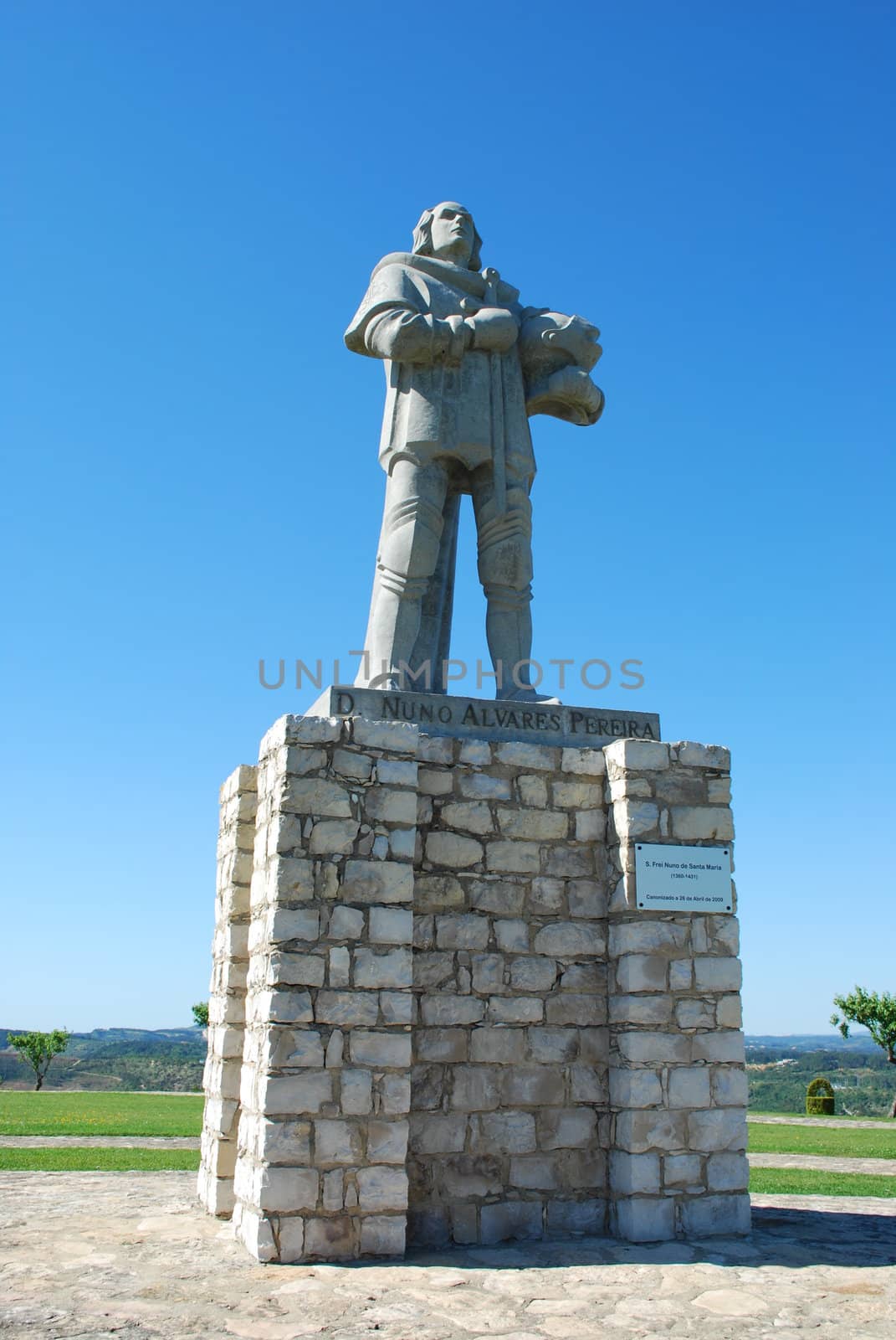 Statue of Saint D. Nuno Alvares in Our�m castle by luissantos84