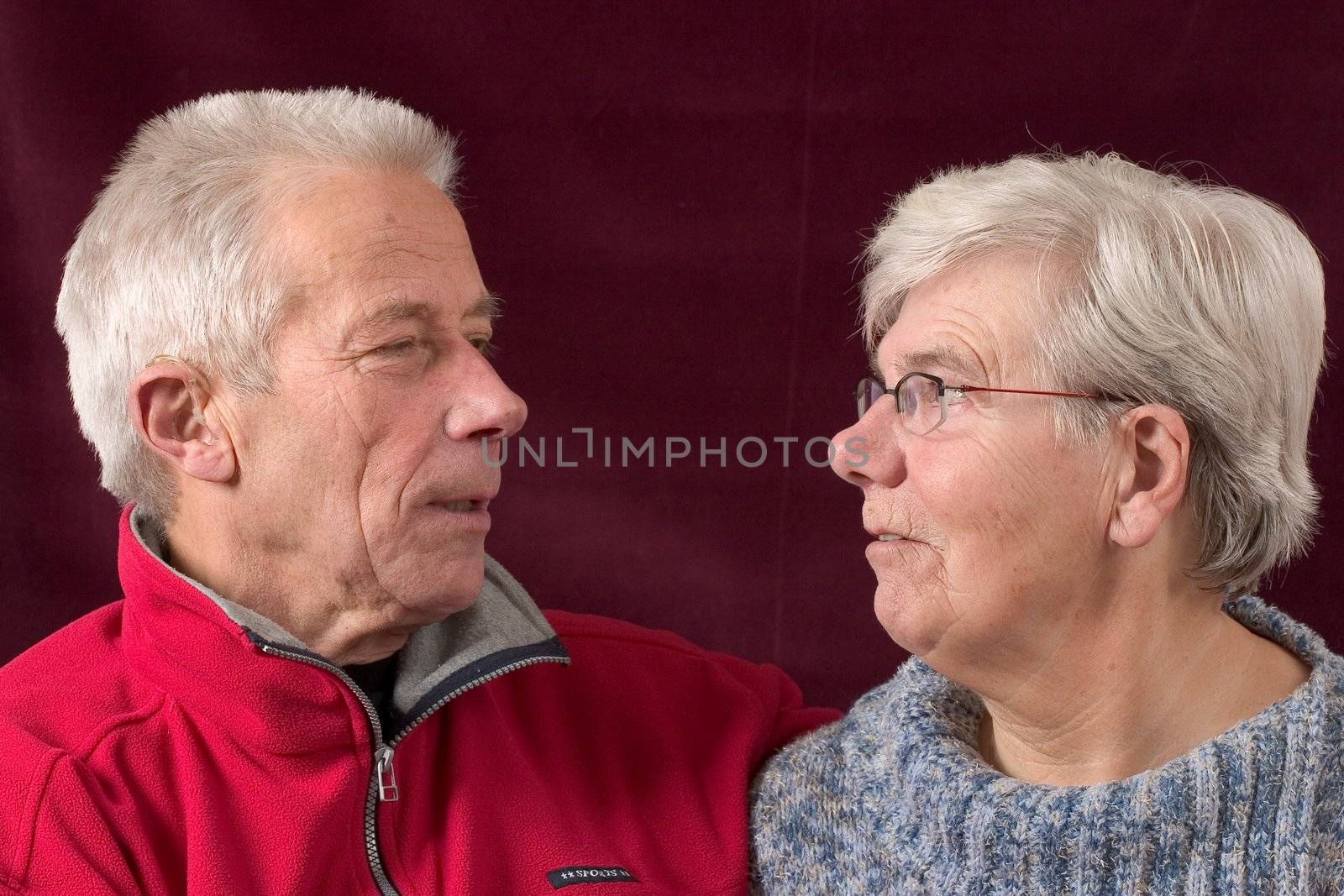 Senior couple looking at eachother by Fotosmurf