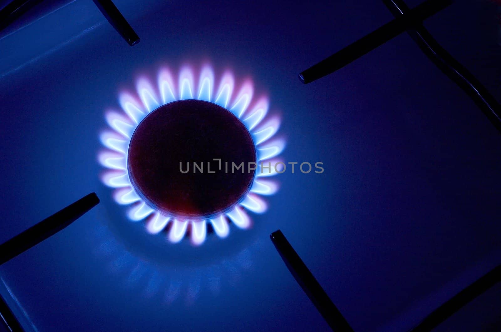 Gas cooker with burning fire