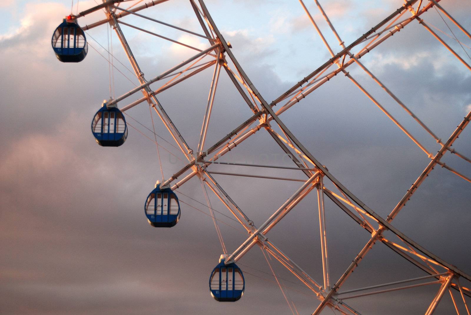 Ferris wheel close up by yaywreyn