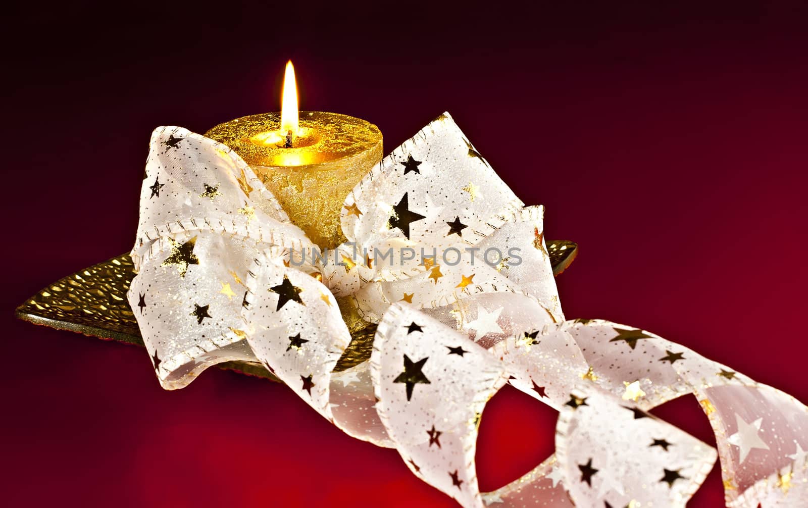 Christmas Decor, a burning candle gift with Bantu on a red background.
