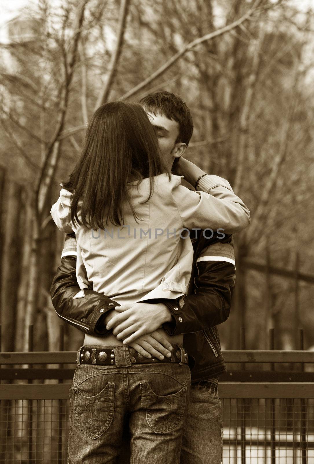 The pair kisses in park