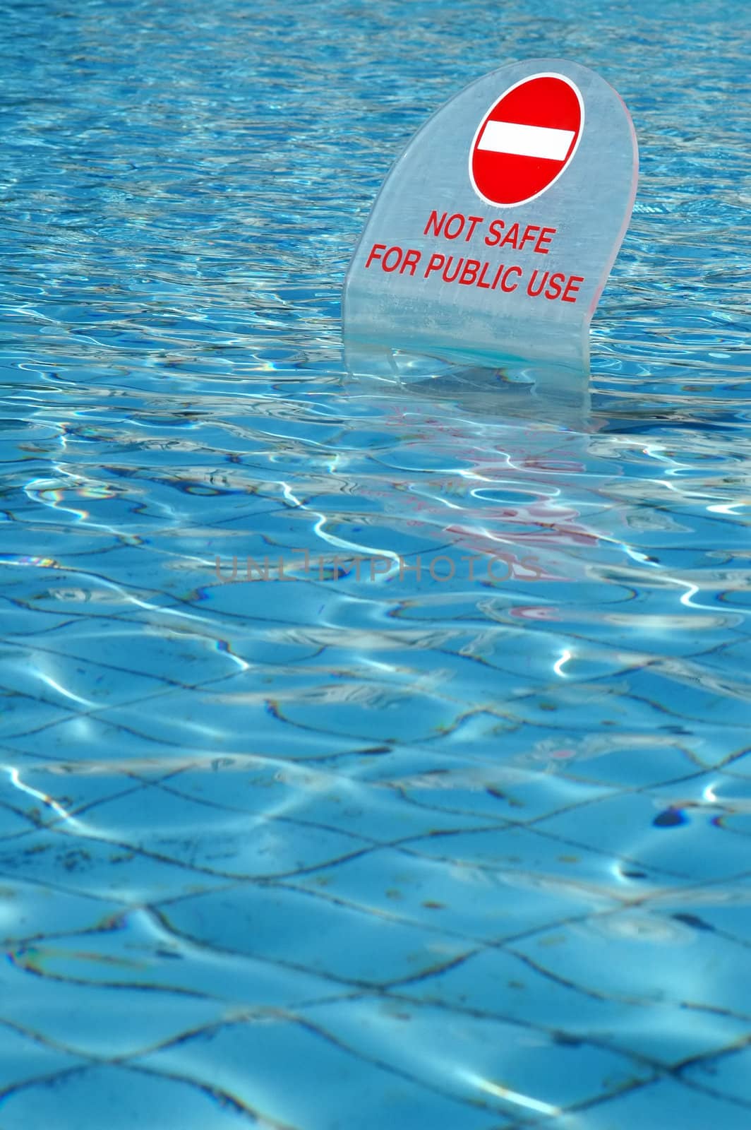 hygiene warning sign in a swimming pool