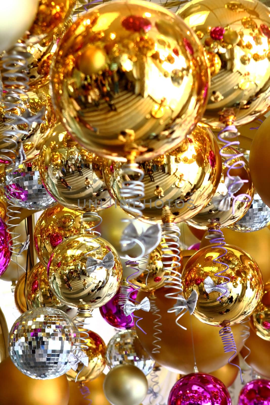 Many christmas balls in different color.