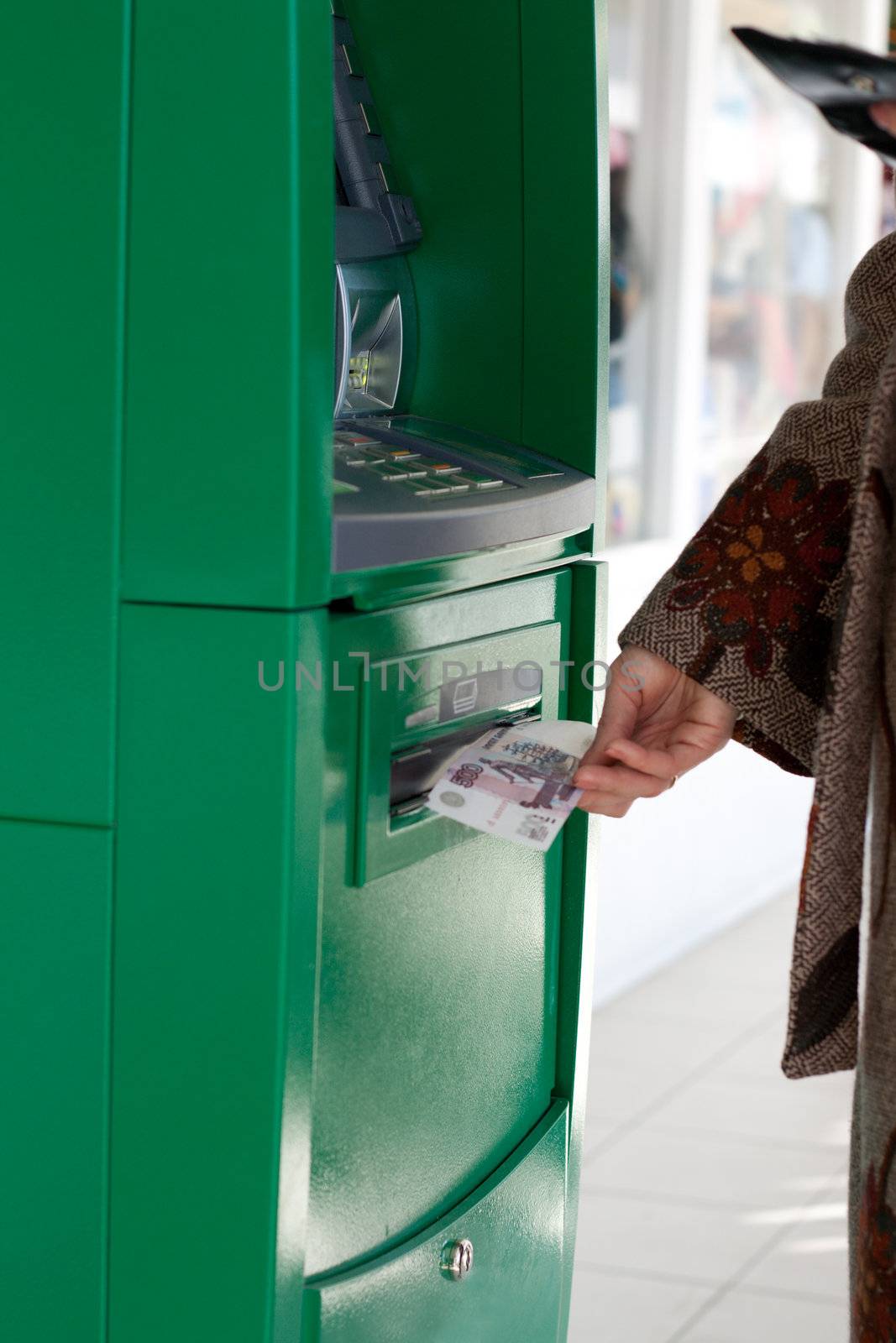 Girl gets 500 roubles from bank terminal