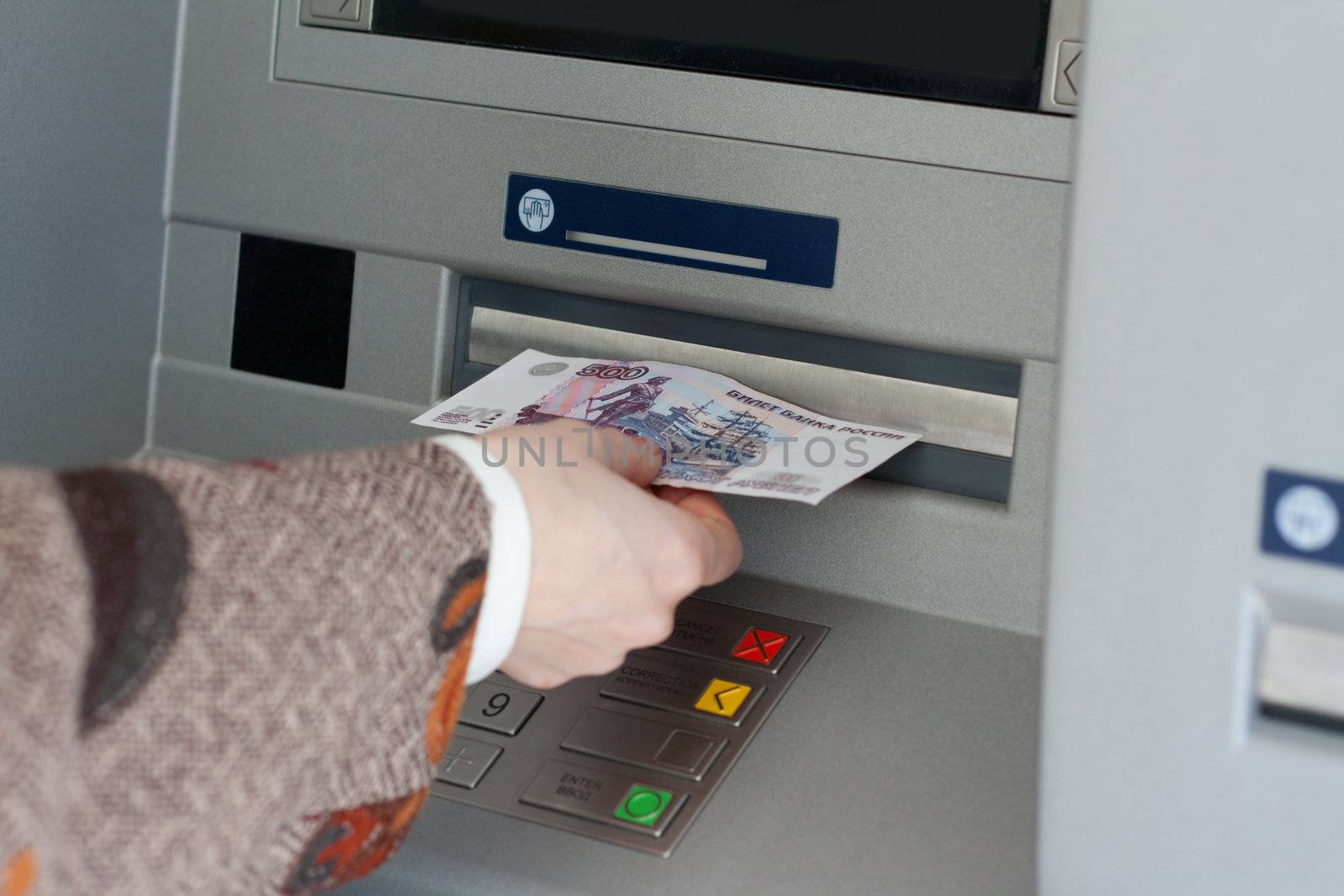 Girl gets 500 roubles from bank terminal