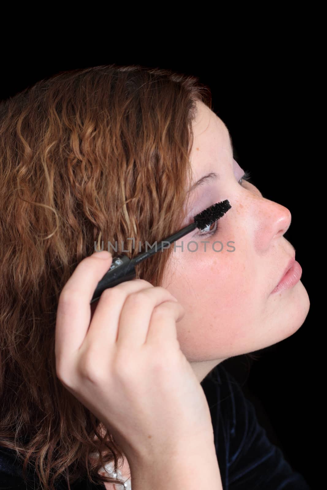 girl apllying make-up