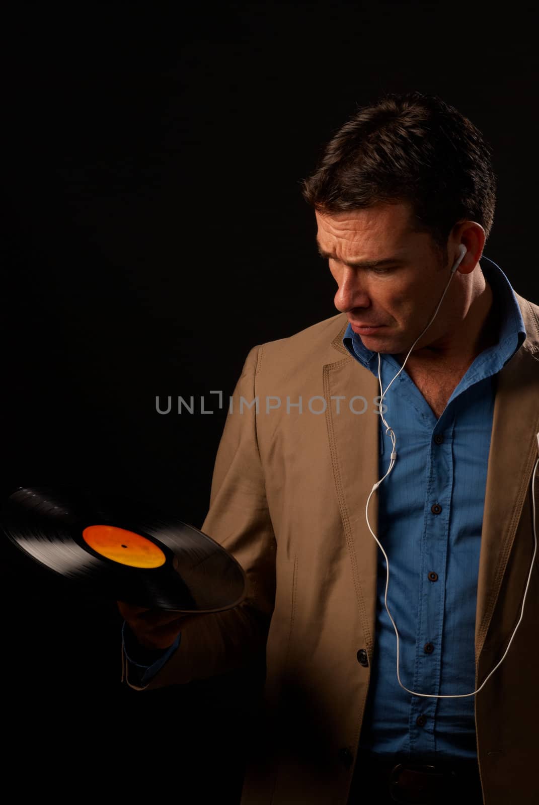 Guy totally confused when seeing a vinyl record for the first time