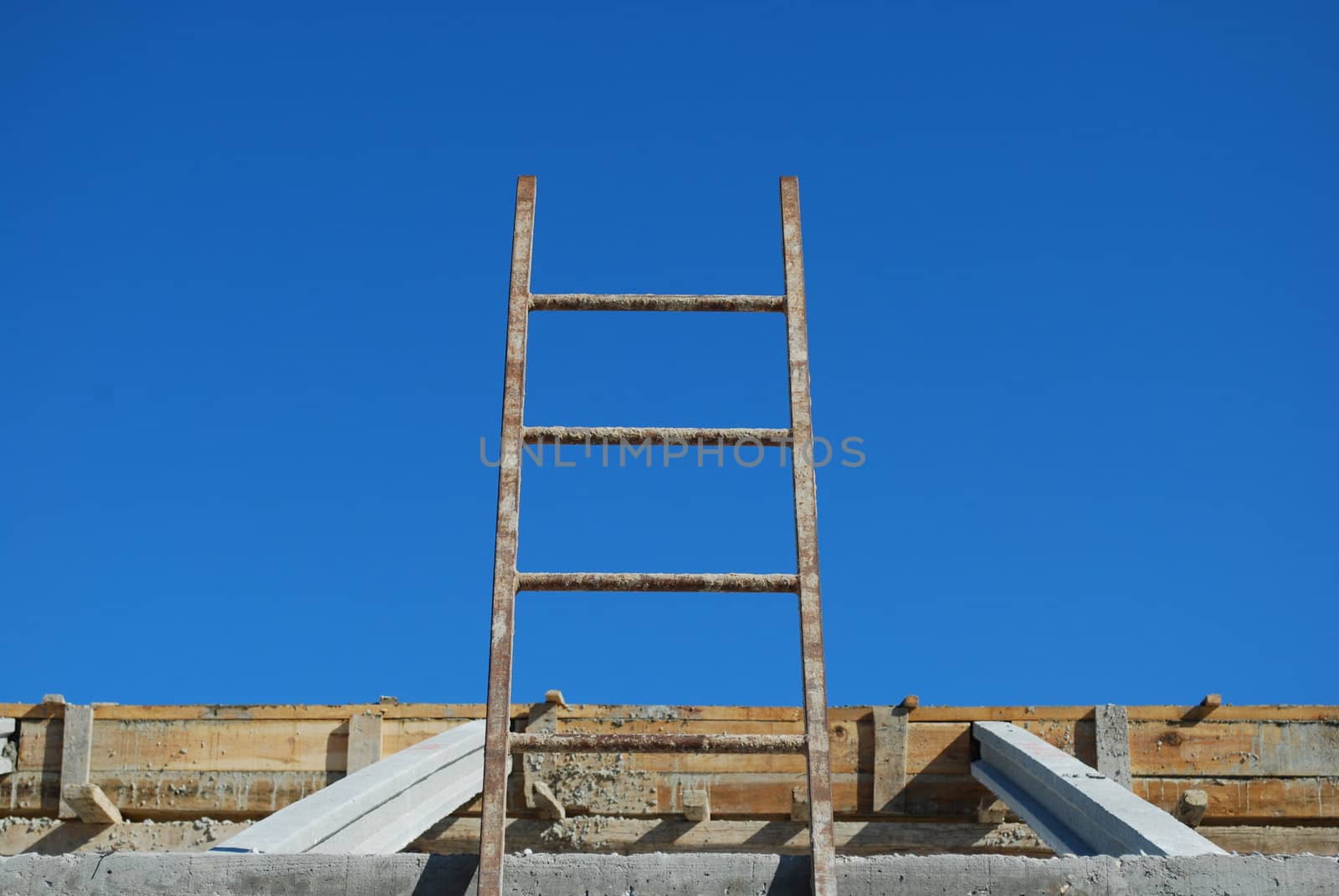 photo of a ladder to get to roof house under construction