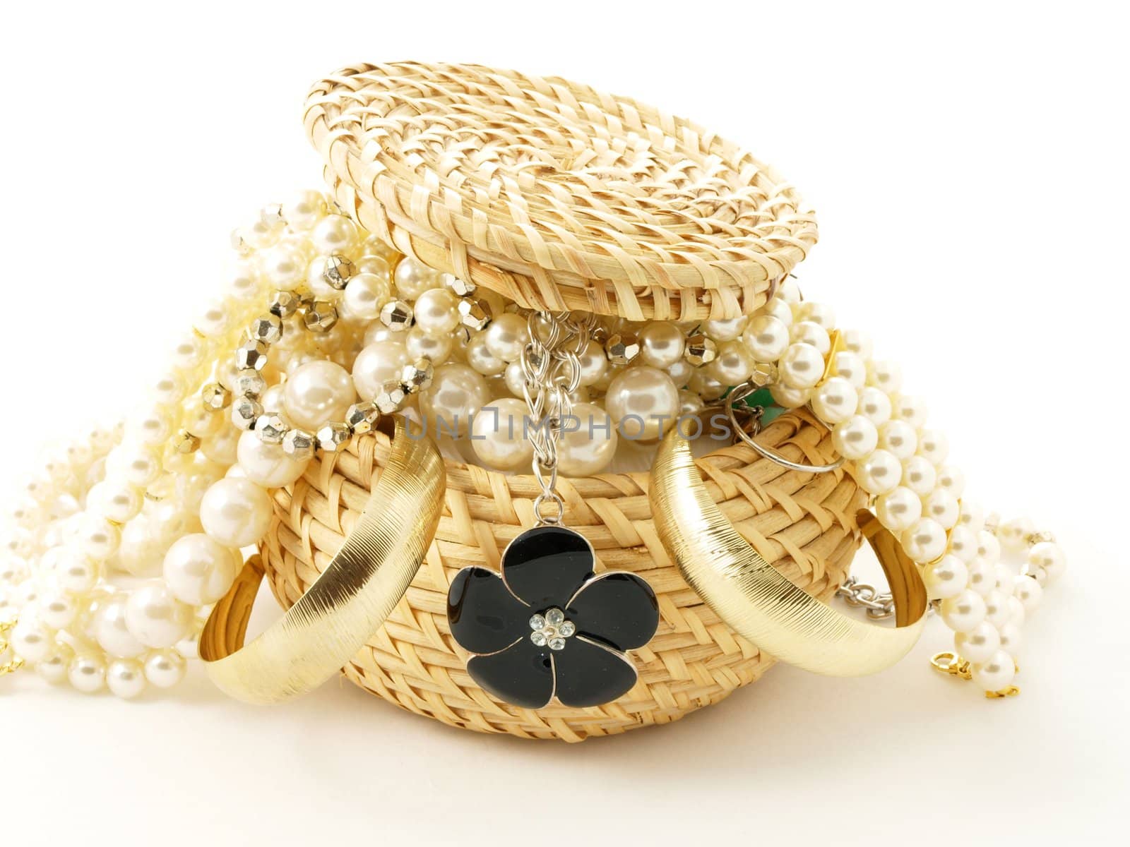 Basket full of jewelery by Arvebettum