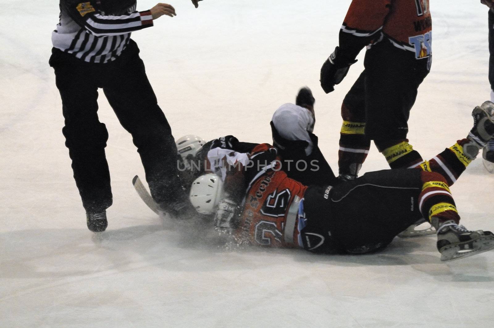 ZELL AM SEE, AUSTRIA - NOVEMBER 28: Salzburg hockey League. Fight between Gollackner and Hahn. Game SV Schuettdorf vs Devils Salzburg (Result 2-13) on November 28, 2010, at the hockey rink of Zell am See