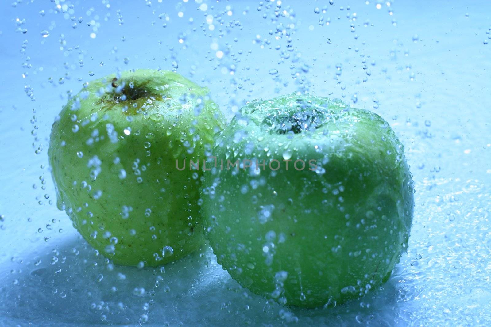 apple wash under water wet