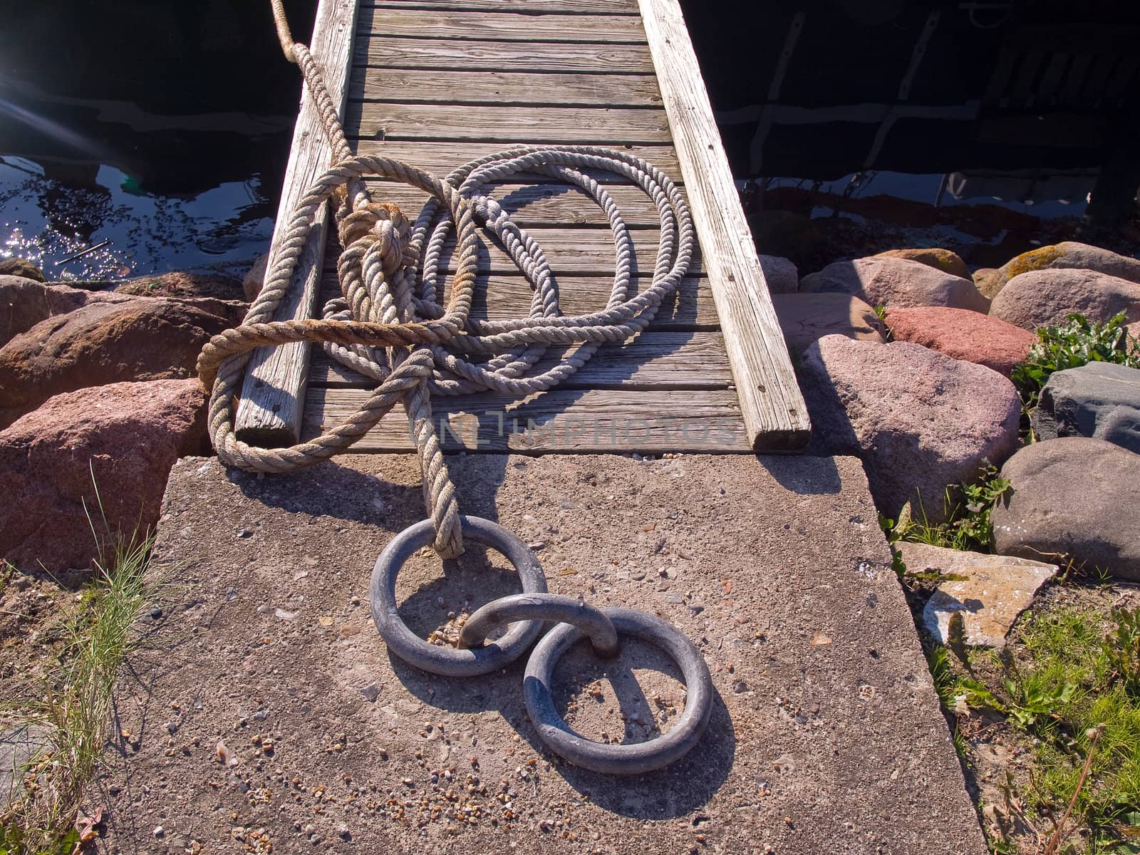 Anchoring point in a port marina by Ronyzmbow