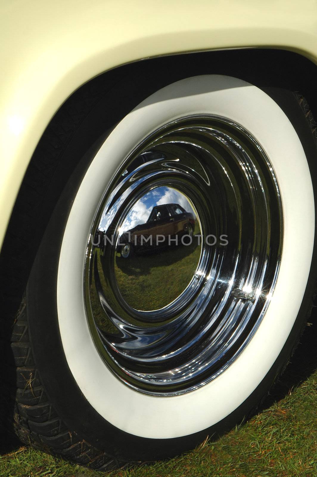 hub reflections off a vintage car