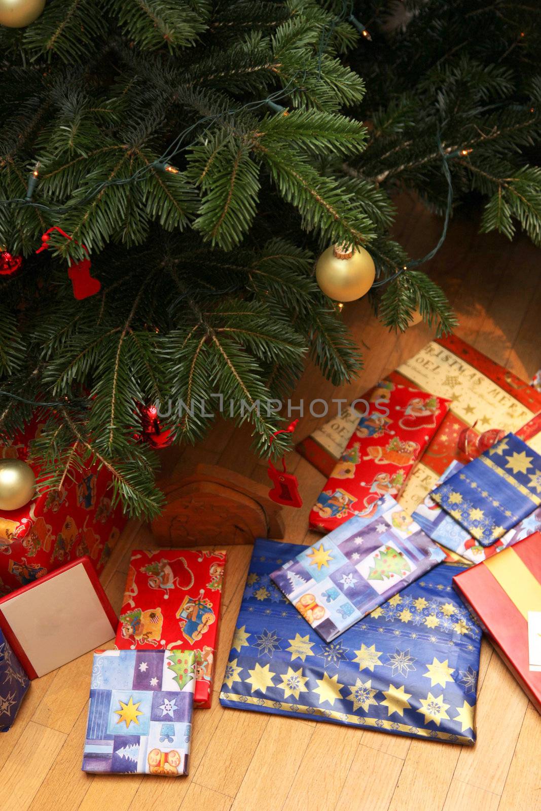 Christmas tree decorated with many Christmas presents under the tree
