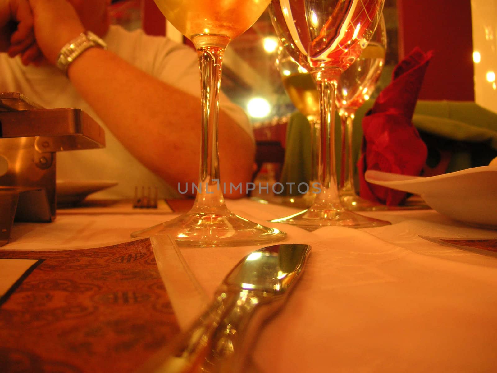 details of the glasses and knife on a restaurant table