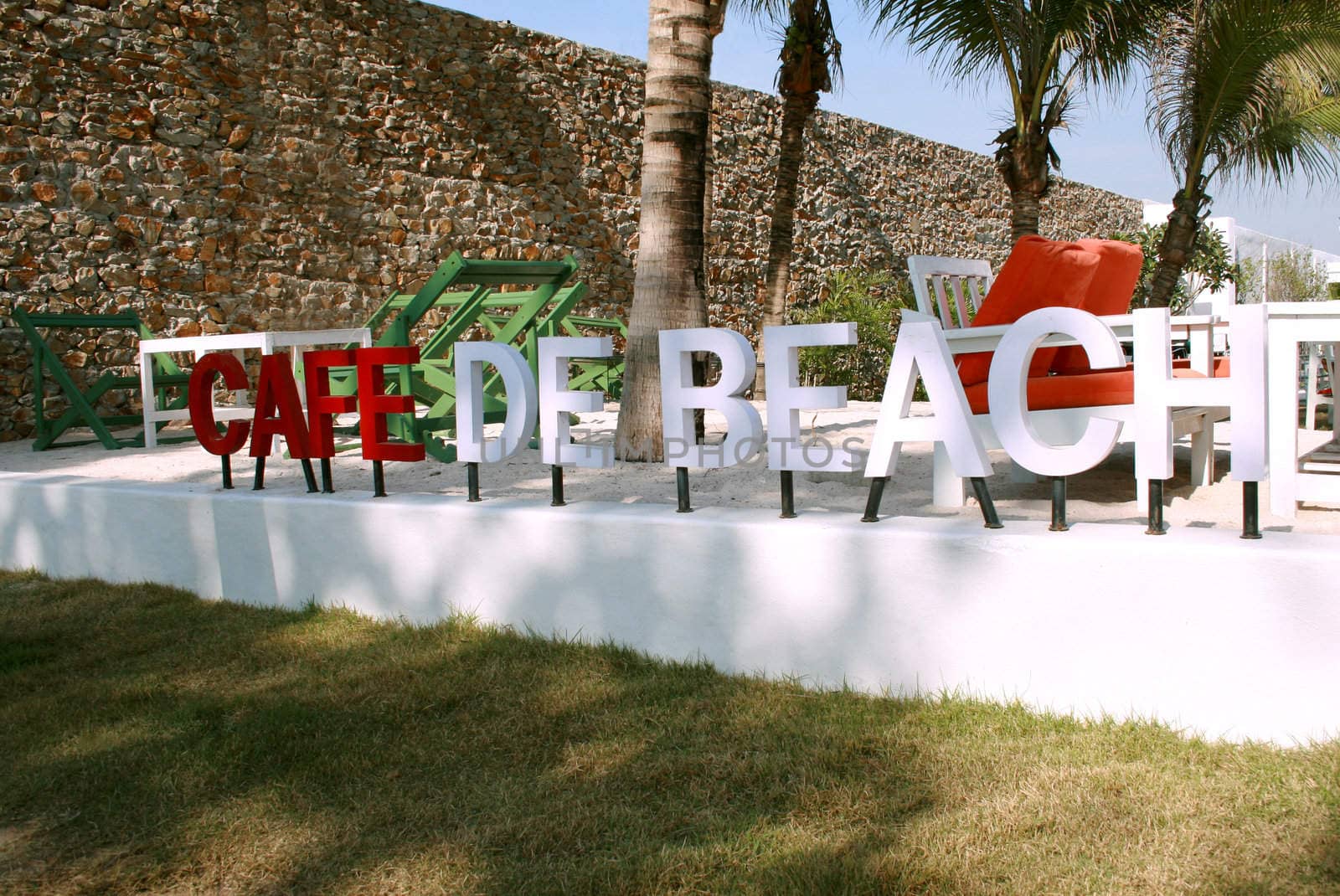 Inscription CAFE DE BEACH amongst palms