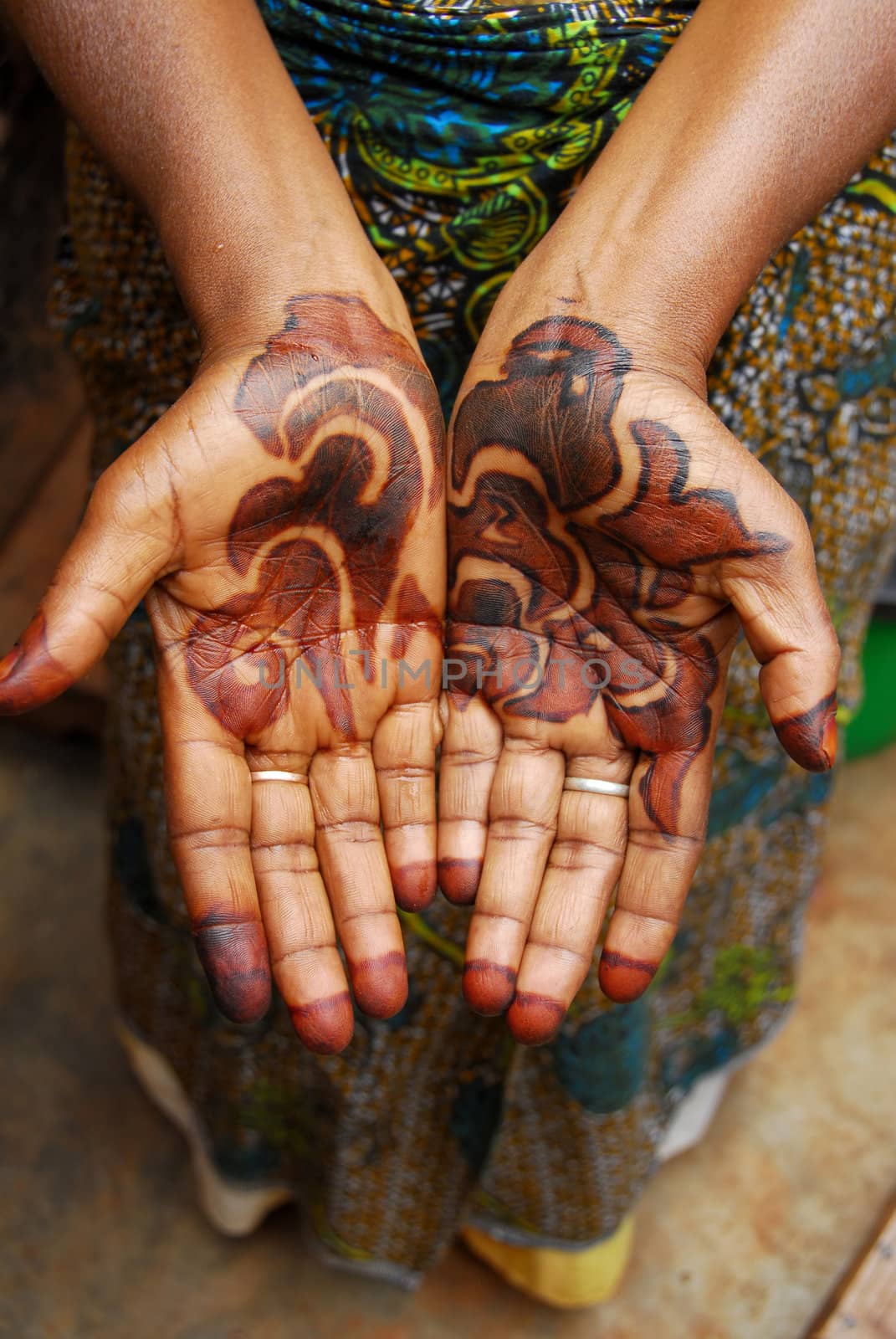 African woman with tattoos on his hands