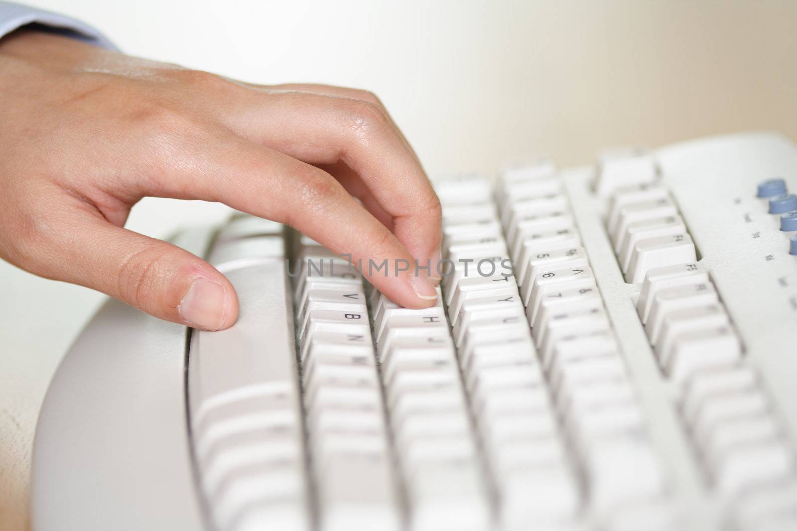 Hand and keyboard by aremafoto