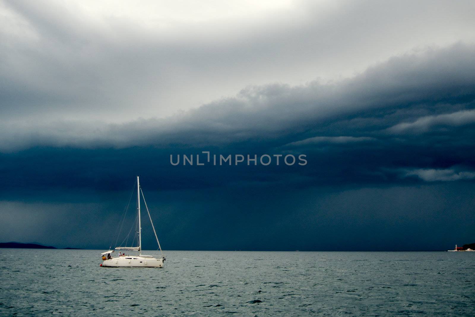 Yacht before storm by t3mujin