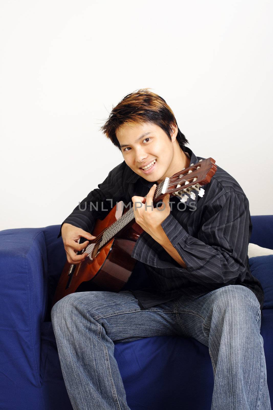 Guitar player by aremafoto