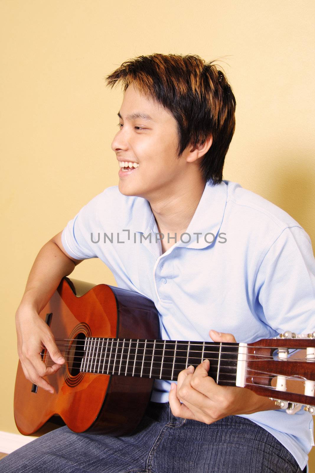 Guitar player by aremafoto