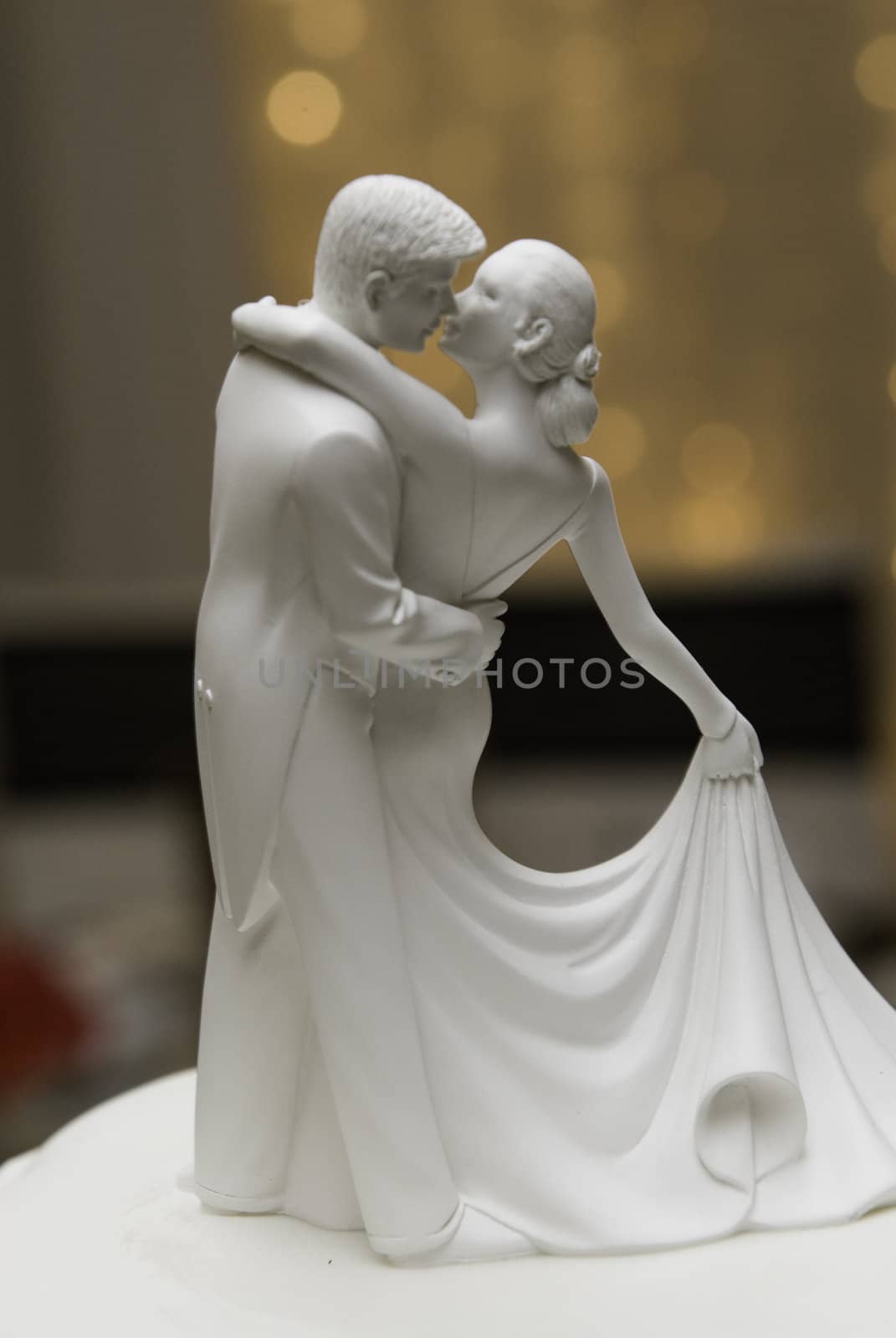 Figures on a wedding cake dancing