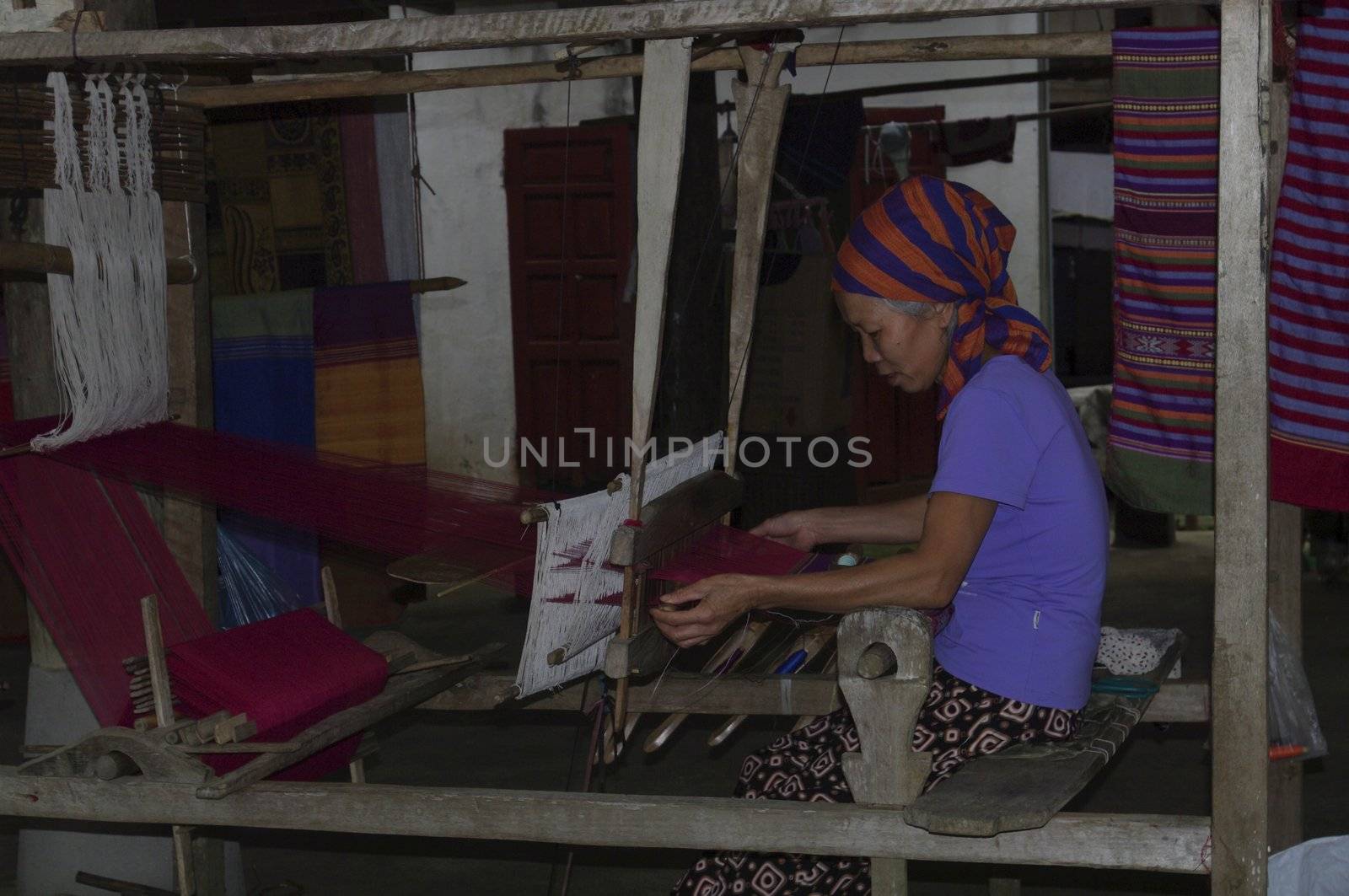 This woman Thay spend several hours a day at his job. The mountain people still make their clothes, but imports Chinese invade the market, even the most remote. The local weaving is ultimately convicted, he was a source of income, however, quite useful for those poor peasants.