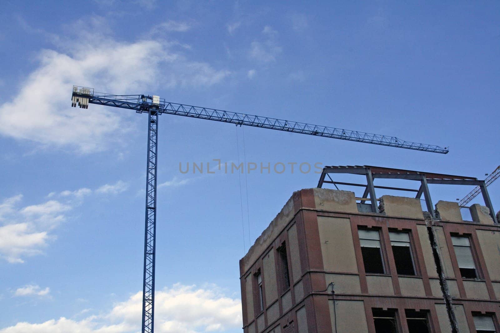crane in action. Down batiment renovation