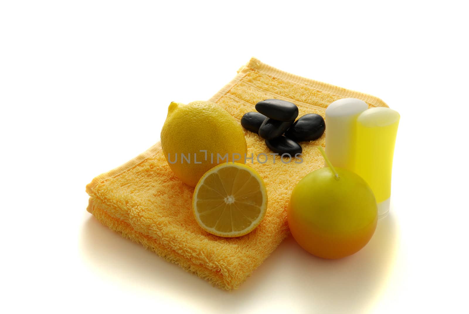 Lemon flavored SPA including pebbles, shampoo and candle