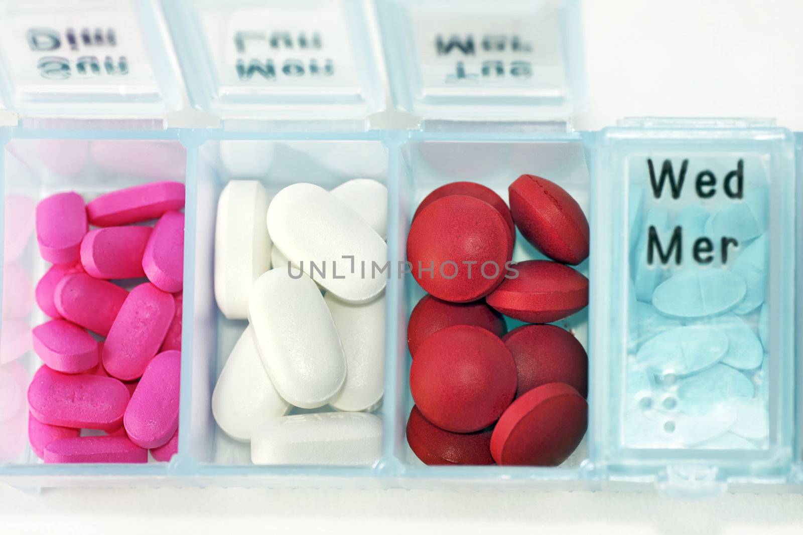 Pill box horizontal by Mirage3