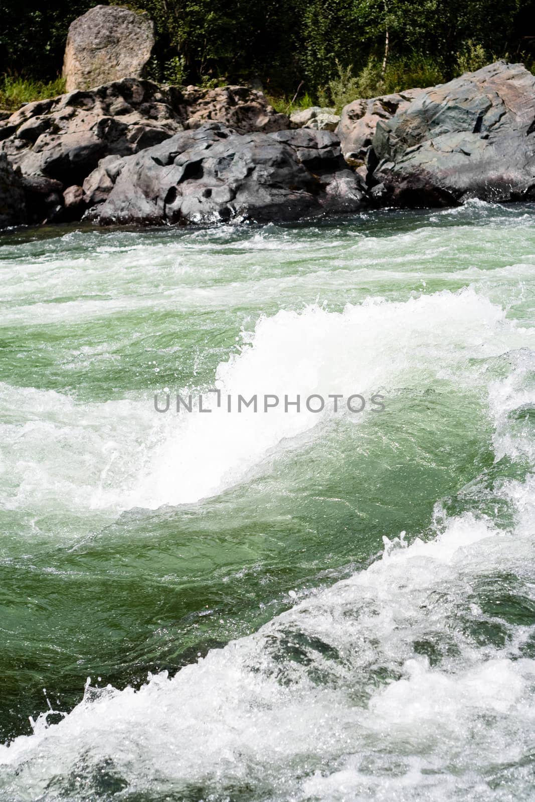 Green water and wave in a cascade
