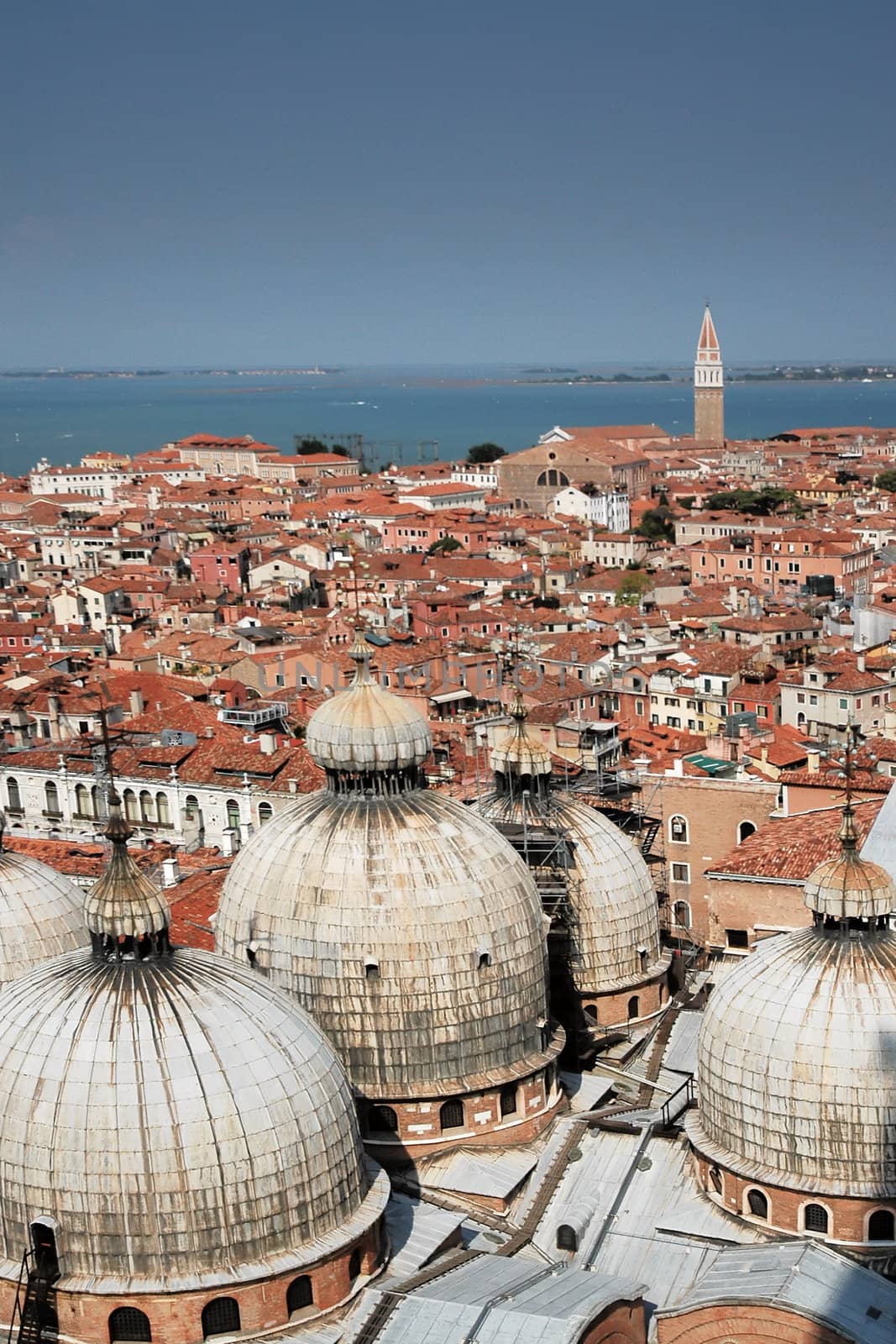 Venice rooftops by t3mujin