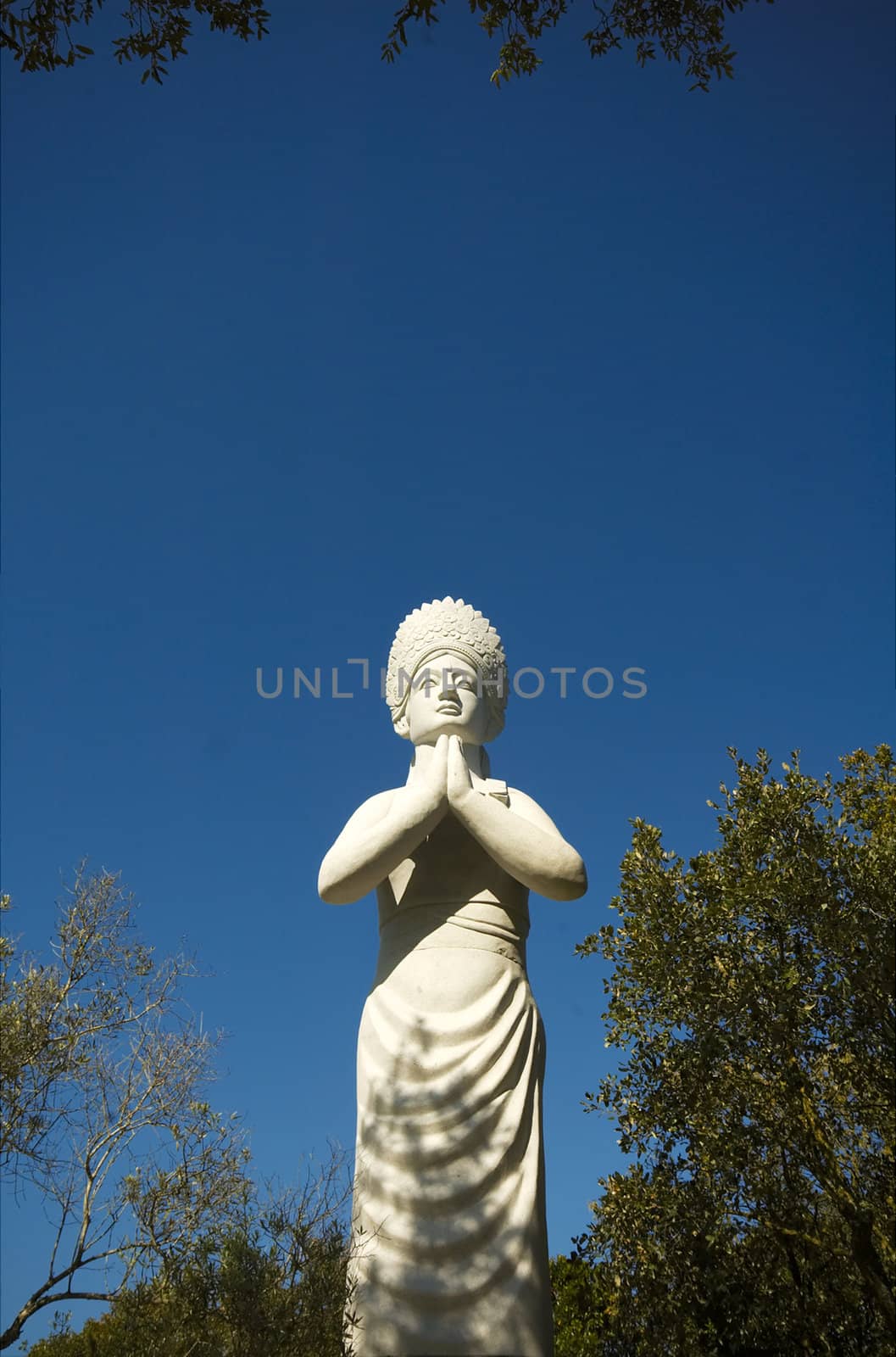 Praying statue by t3mujin