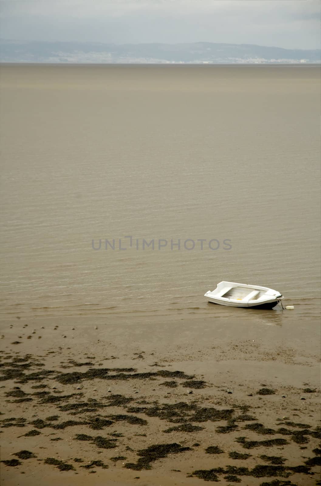 abandoned boat by t3mujin