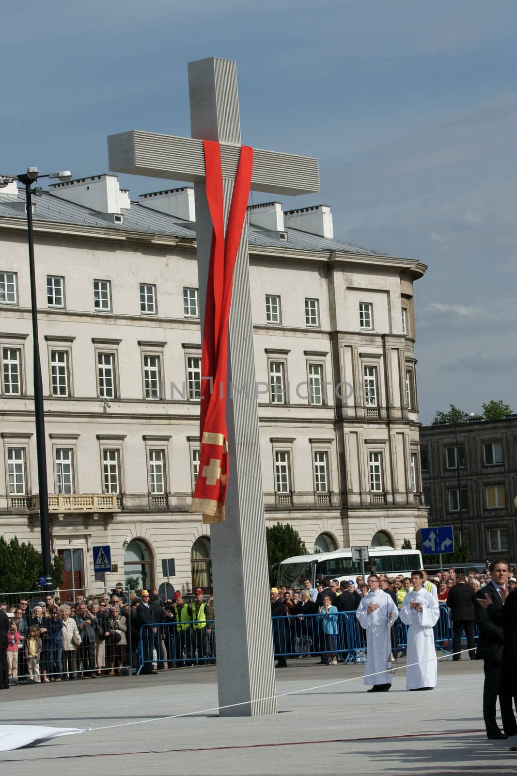 Warszaw, Poland - June 06: Cross in Pi?sudzkiego square on the Cross devotion Pope John  Paul II in the 20th anniversary of the Polish pope. About the pilgrimage: "Let your spirit come down and renew the  face of the earth"