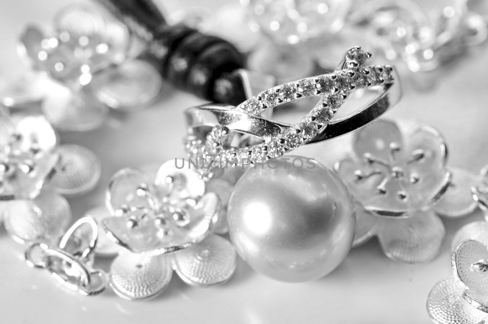 White gold jewelry with ring bracelet and a white pearl