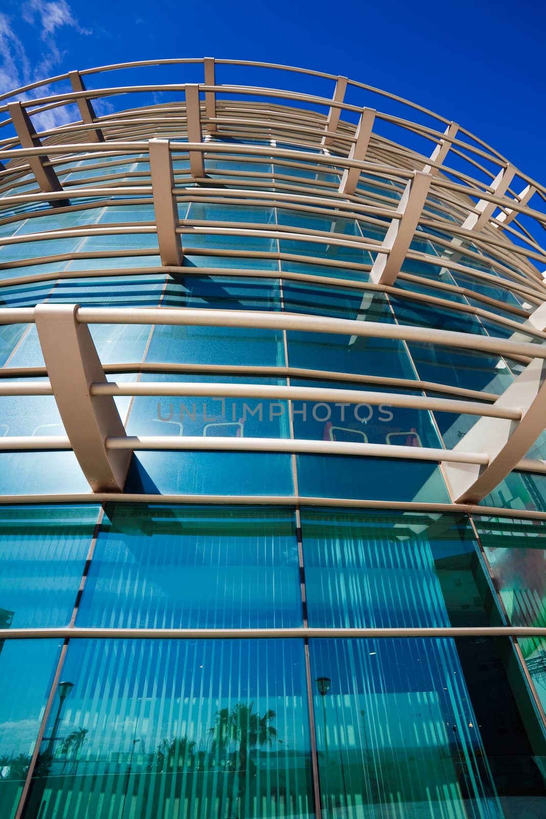 Office building on the basis of large windows and of modern style